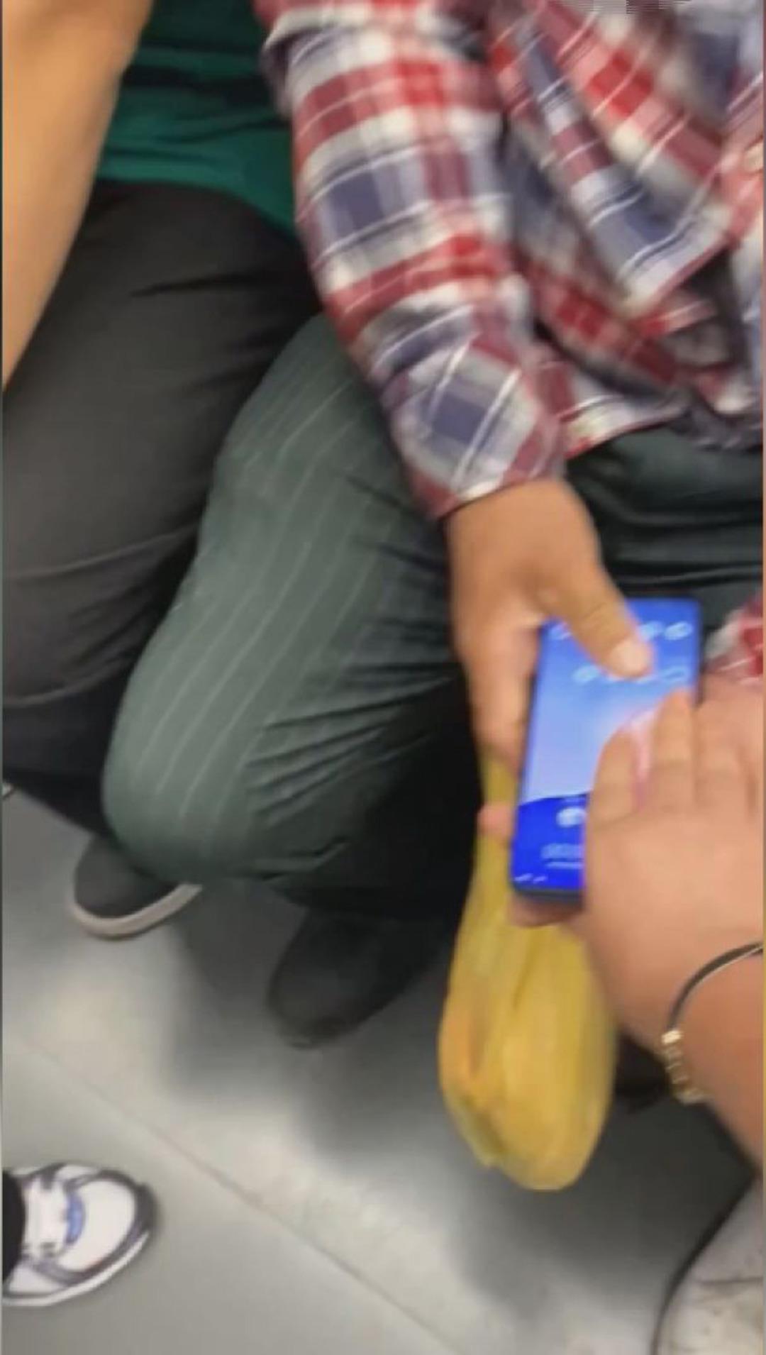 Yer: Şişli! Metroda iğrenç olay: Kadınların görüntüsünü çekti, fark edilince cep telefonunun ekranını kırd 2