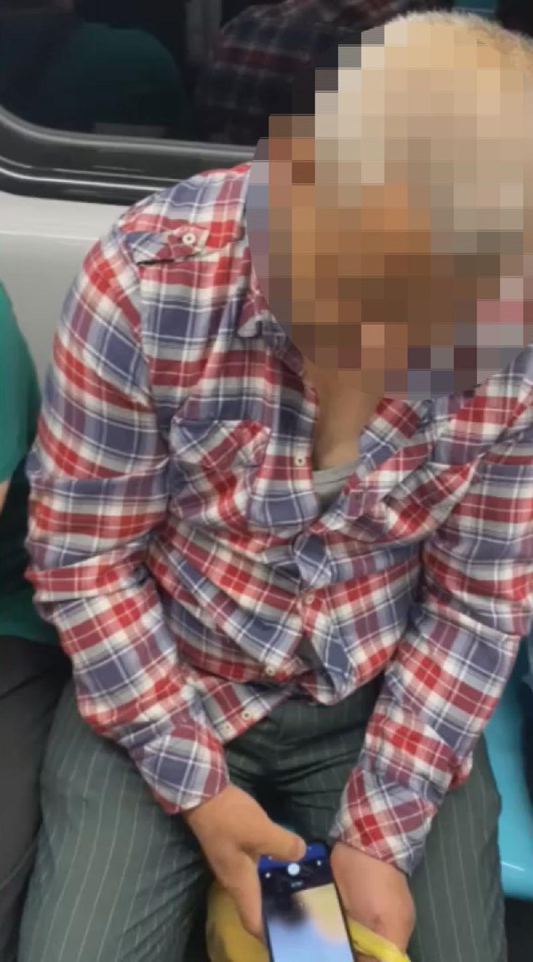 Yer: Şişli! Metroda iğrenç olay: Kadınların görüntüsünü çekti, fark edilince cep telefonunun ekranını kırd 1