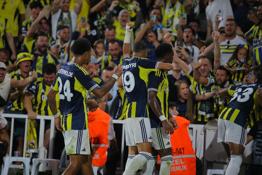 D&uuml;nya Fenerbah&ccedil;e'yi konuşuyor! 5 goll&uuml; galibiyet Avrupa'da şaşkınlık yarattı: Feyenoord'a kapıyı g&ouml;sterdiler
