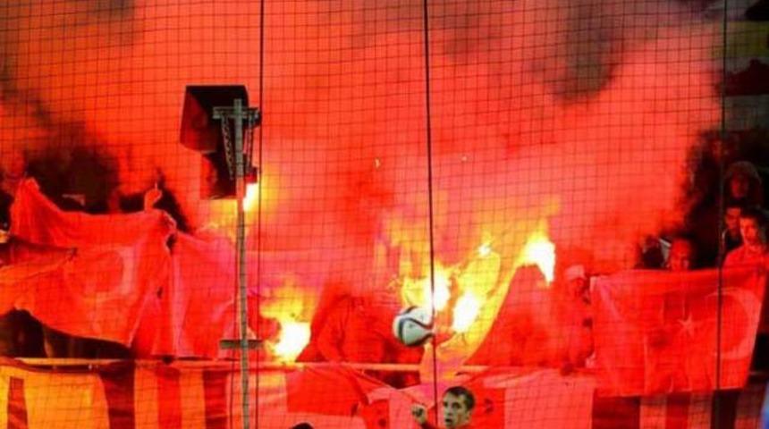 Küstah Ruslar Türk bayrağını yaktı