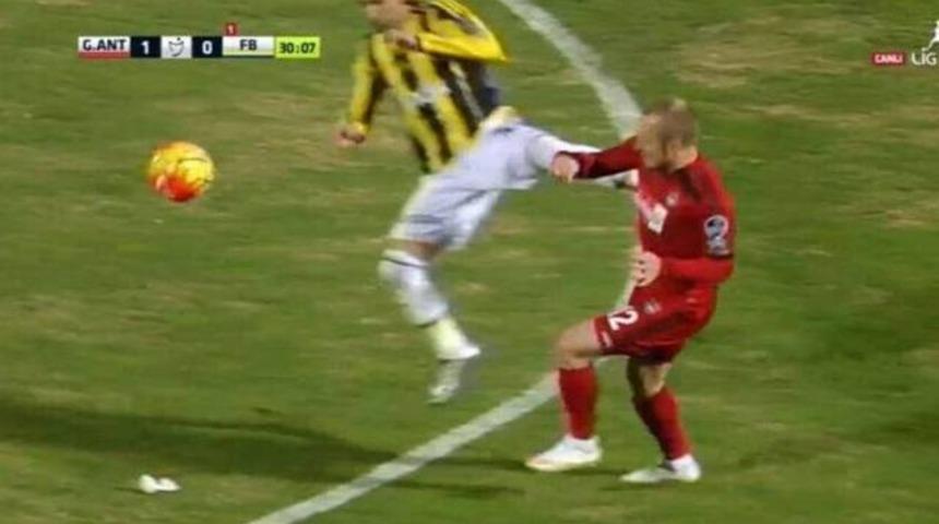 Antep&rsquo;te Hasan Ali kırmızı kart g&ouml;rd&uuml;