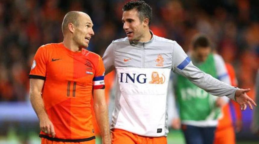 Van Persie Robben'i ikna ediyor
