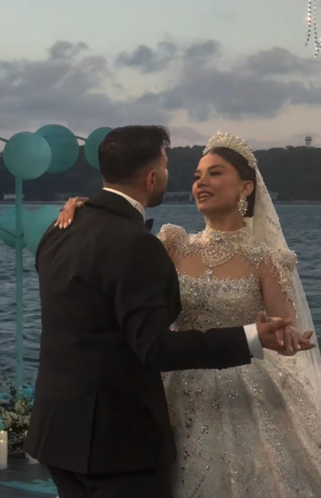 Ünlü şarkıcı Burak Bulut ve Eda Sakız evlendi! Geline servet değerinde altın takıldı! Cam kutuda getirildi 2
