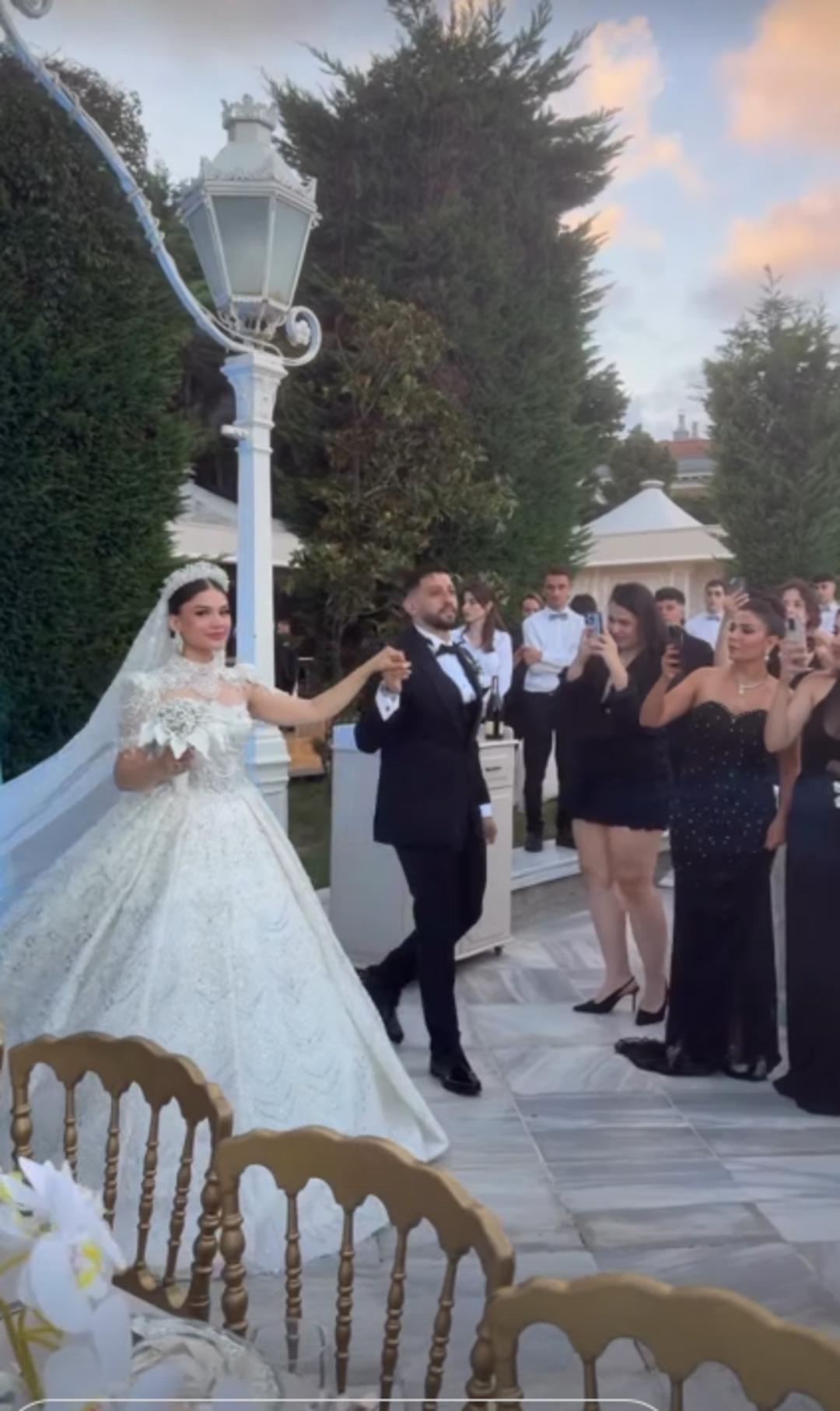 Ünlü şarkıcı Burak Bulut ve Eda Sakız evlendi! Geline servet değerinde altın takıldı! Cam kutuda getirildi 1