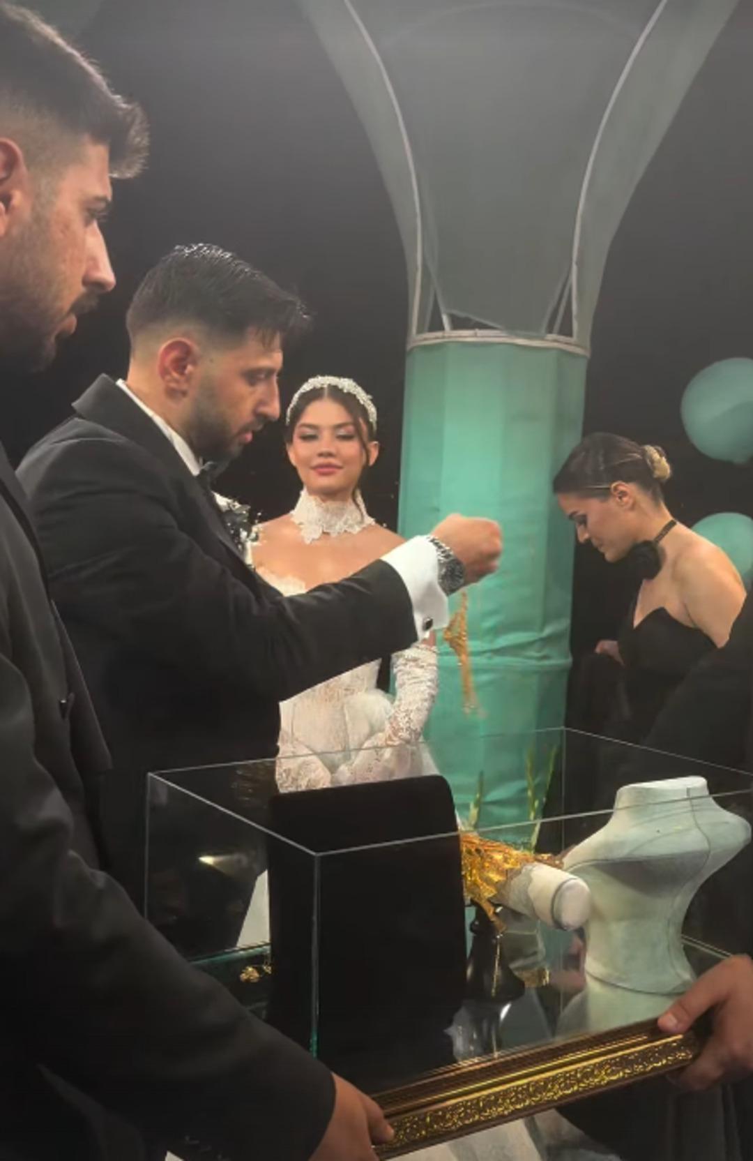 Ünlü şarkıcı Burak Bulut ve Eda Sakız evlendi! Geline servet değerinde altın takıldı! Cam kutuda getirildi 4