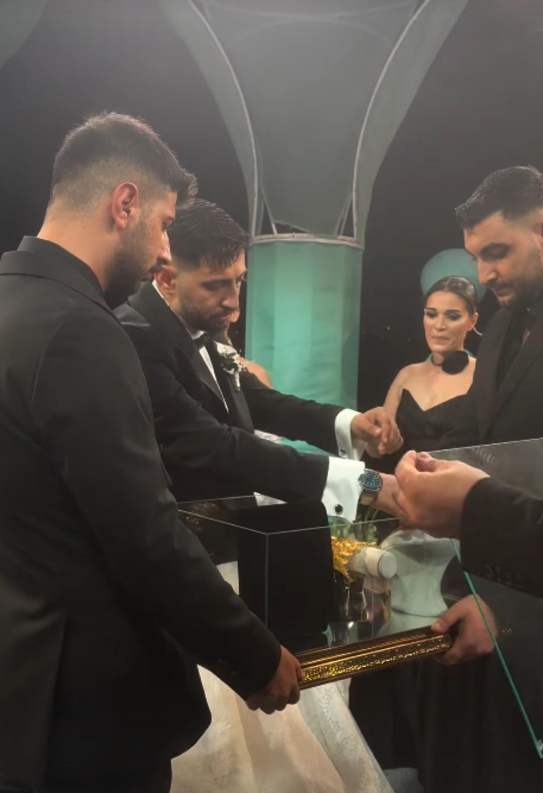 Ünlü şarkıcı Burak Bulut ve Eda Sakız evlendi! Geline servet değerinde altın takıldı! Cam kutuda getirildi 3