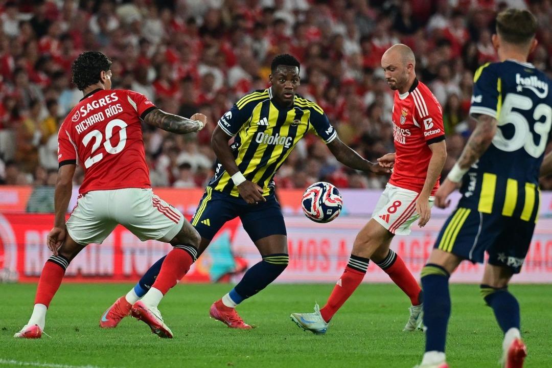 Fenerbahçe nin Şampiyonlar Ligi ndeki rakibi kesinleşti! Temsilcimiz play-off turunda Kerem Aktürkoğlu nun ekibi Benfica ile karşılaşacak 1