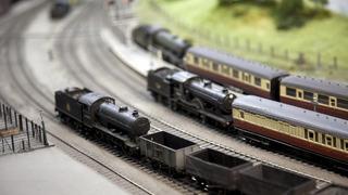 Evindeki oyuncak trenin içinden çıktı! Görünce dehşete düştü