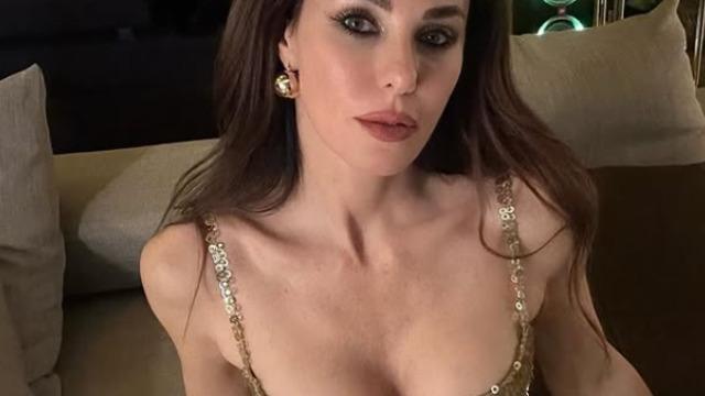 ''Kim der 53 yaşında'' Defne Samyeli bikinili pozlarıyla sosyal medyayı salladı!