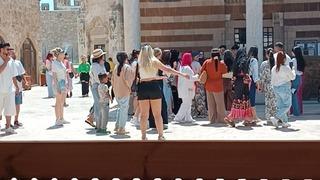 Van’da tarihi camiye uygunsuz kıyafetlerle girilmesi tepki topladı