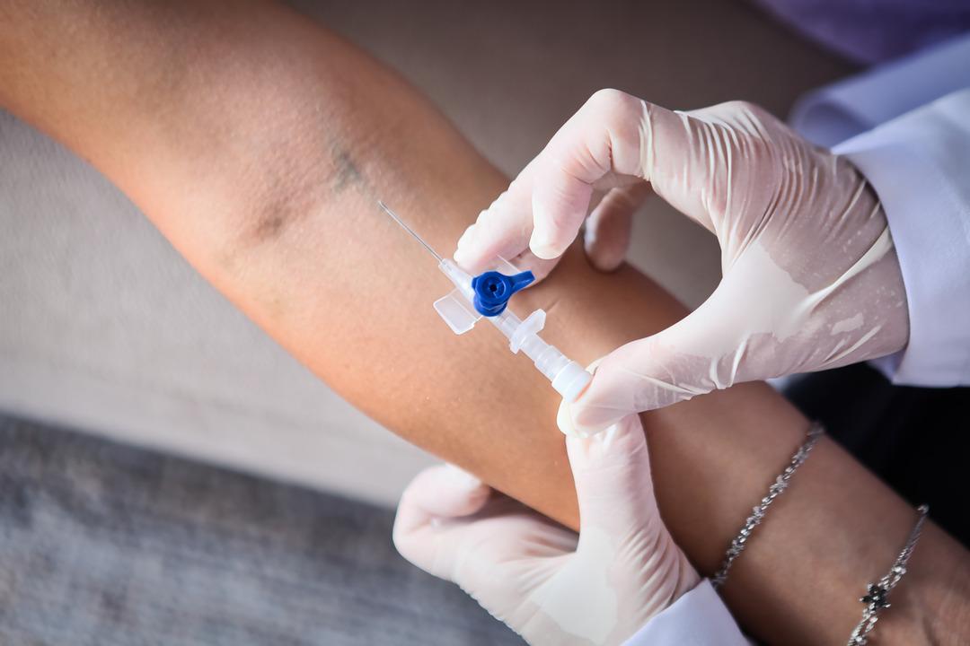 Anne dehşeti kan dondurdu! Birine alçı kullandırıp diğerinden sürekli kan almış!  2