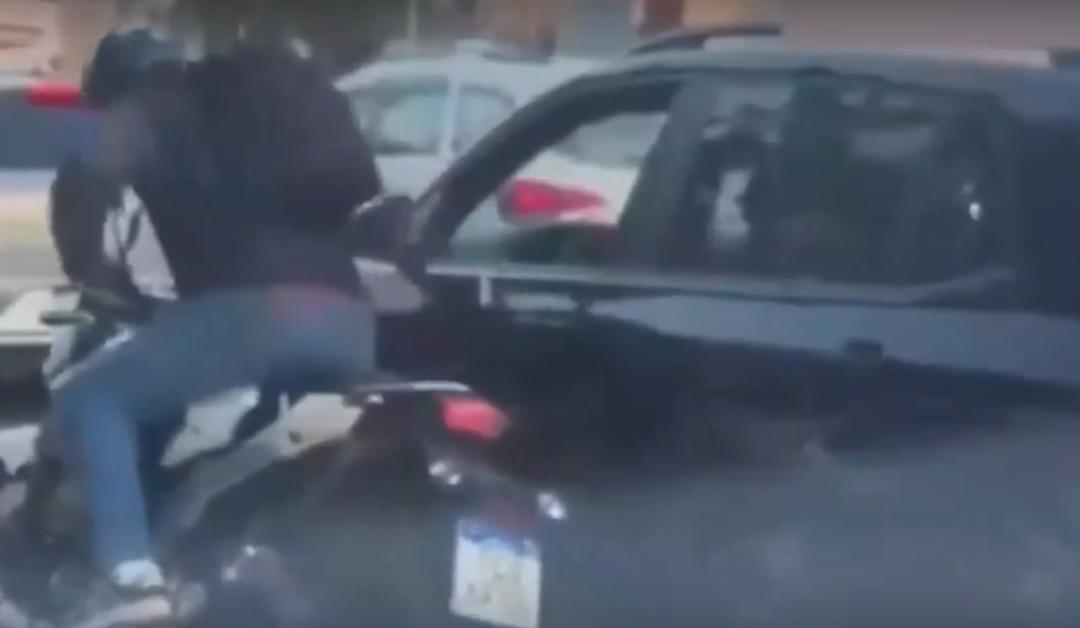 Trafikte inanılmaz olay! Sürücüyü gasp etmeye çalıştı hayatının şokunu yaşadı! İşte o anlar 1