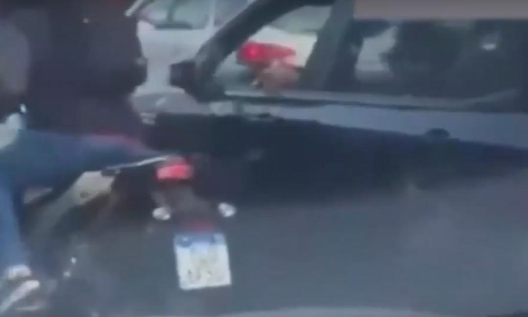 Trafikte inanılmaz olay! Sürücüyü gasp etmeye çalıştı hayatının şokunu yaşadı! İşte o anlar 2