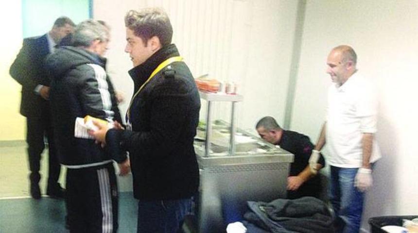 Soyunma odasına kebap&ccedil;ı getirdiler