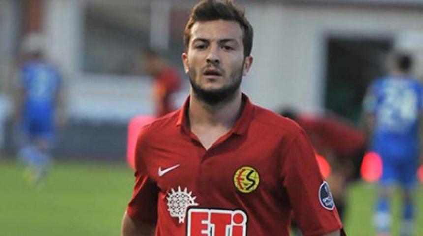 &Ouml;zg&uuml;r &Ccedil;ek, Eskişehirspor'dan ayrıldı