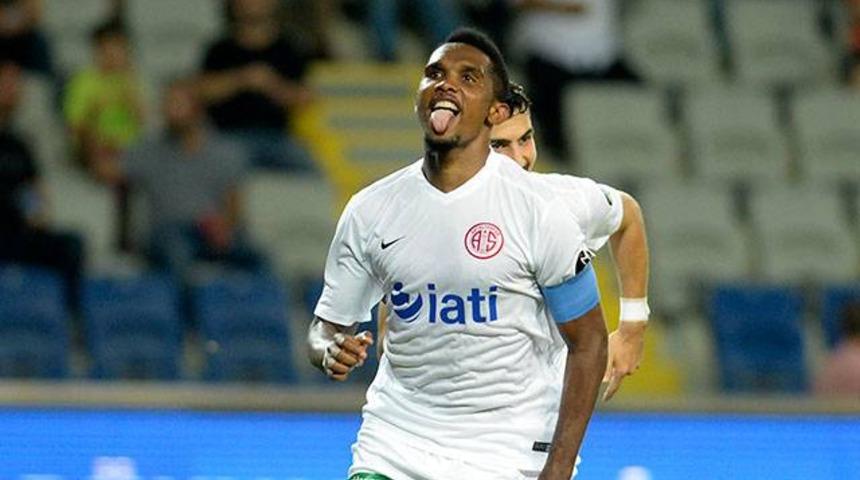 Samuel Eto'o, Ronaldinho'yu getiriyor