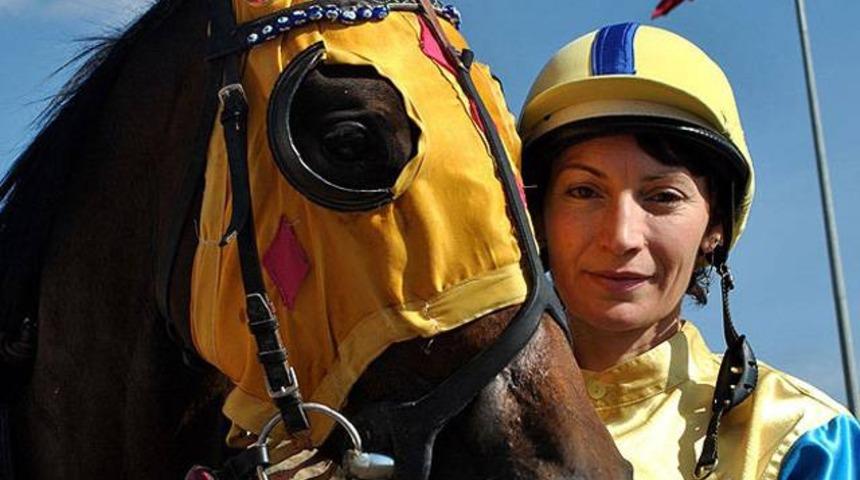 Yarış atlarının kadın antren&ouml;r&uuml;