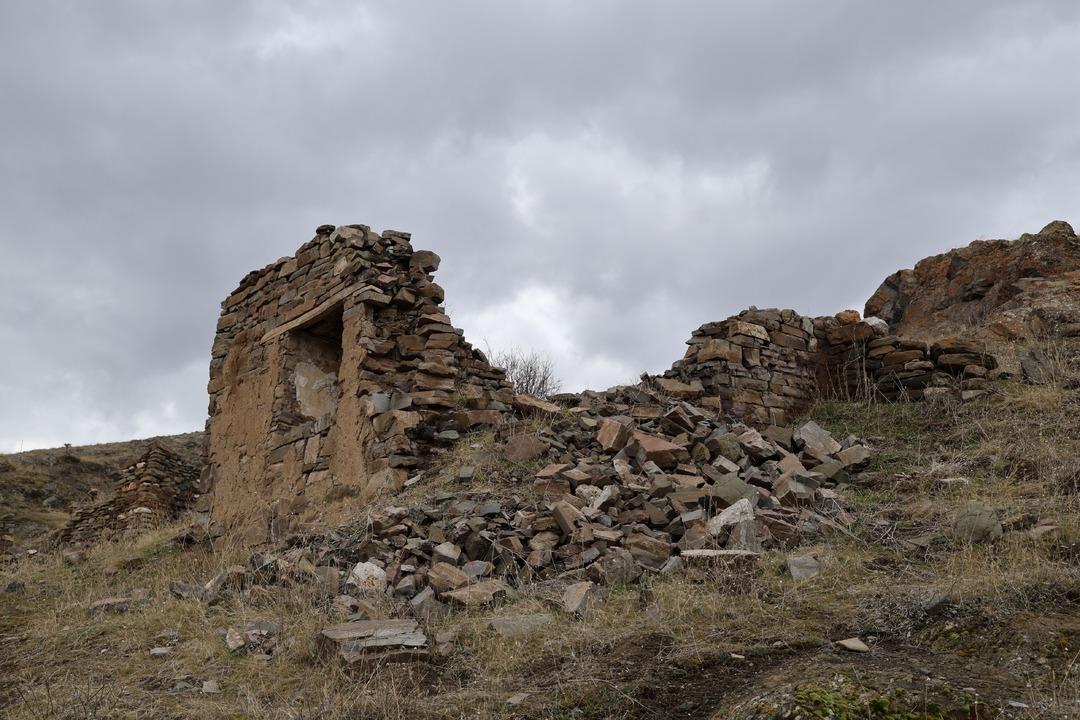 Sivas ta terk edilmiş  cinli  köyde sabahladı: Besmeleler çekerek terk edilmiş evlere girdi! "Tüylerim ürperdi" 5