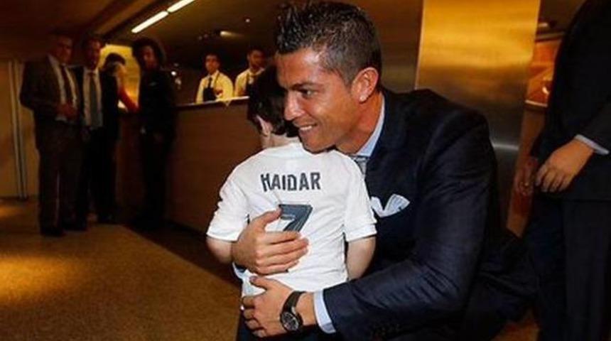 Ronaldo'dan ailesini kaybeden L&uuml;bnanlı &ccedil;ocuğa s&uuml;rpriz