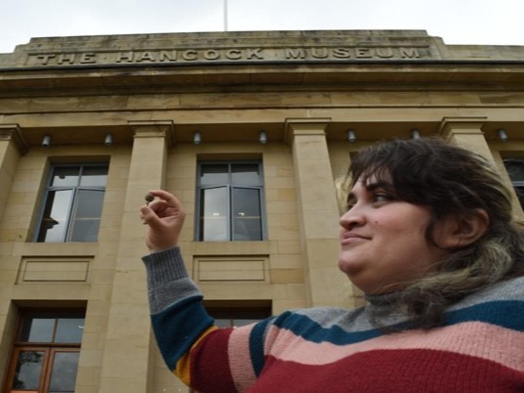 Arkeoloji öğrencisi, ilk kazısında tarihi keşif yaptı! 90 dakikada buldu... 1