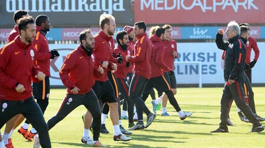 Podolski ve Sneijder antrenmana katılmadı