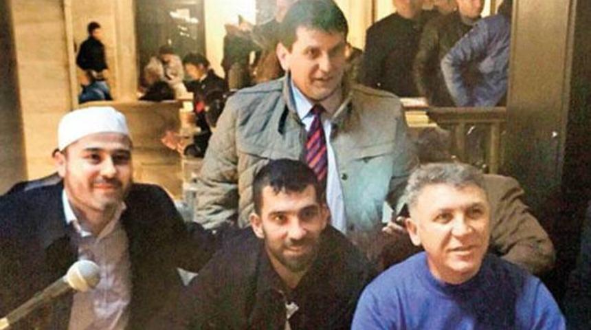 Arda Turan u&ccedil;aktan indi camiye koştu