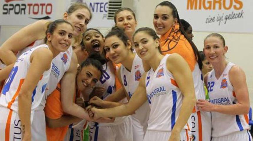 Basketbolu Geliştirenler Derneği 84-58 İstanbul üniversitesi