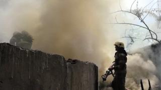 Yıkımına başlanan 6 katlı binanın bahçesinde yangın çıktı