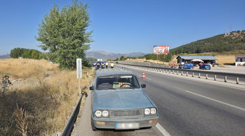 Amasya'da feci olay! Arızalanan otomobilini kontrol ederken tır çarptı, hayatını kaybetti