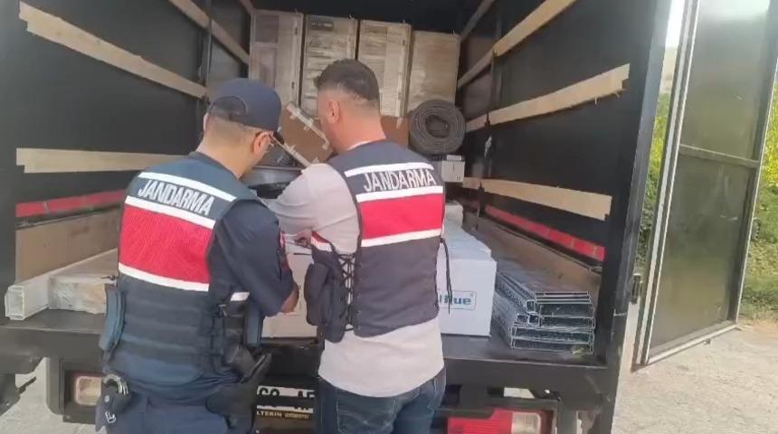 Jandarma adblue bidonlarına gizlenmiş 555 litre etil alkol ele geçirdi