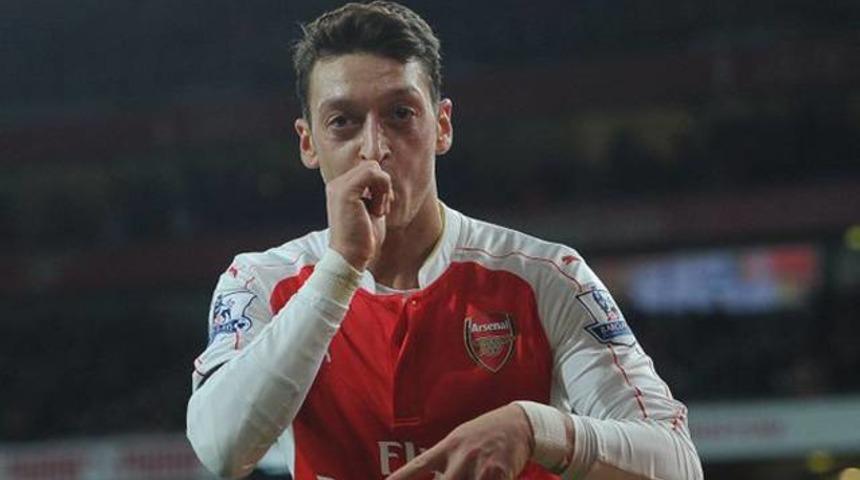 Mesut &Ouml;zil Arsenal'i liderliğe taşıdı
