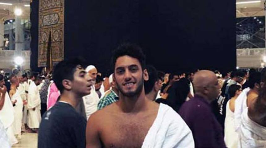 Hakan &Ccedil;alhanoğlu Kabe'de g&ouml;zyaşlarını tutamadı