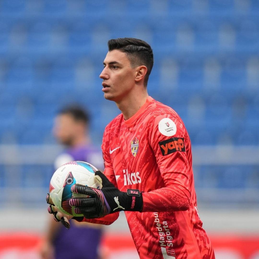 Berke Özer de sıcak gelişme! Özel uçak hazırlandı ve Eyüpspor dan Lille e transfer olmak için Fransa ya gidiyor... 2