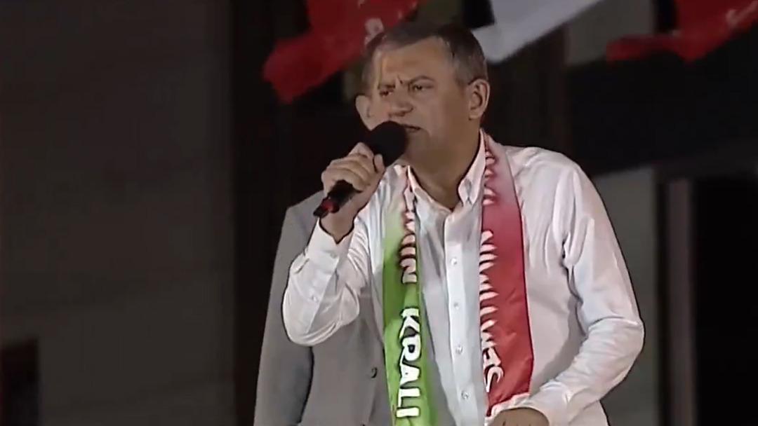 El líder del CHP, Özel, invitó a toda la prensa y anunció: