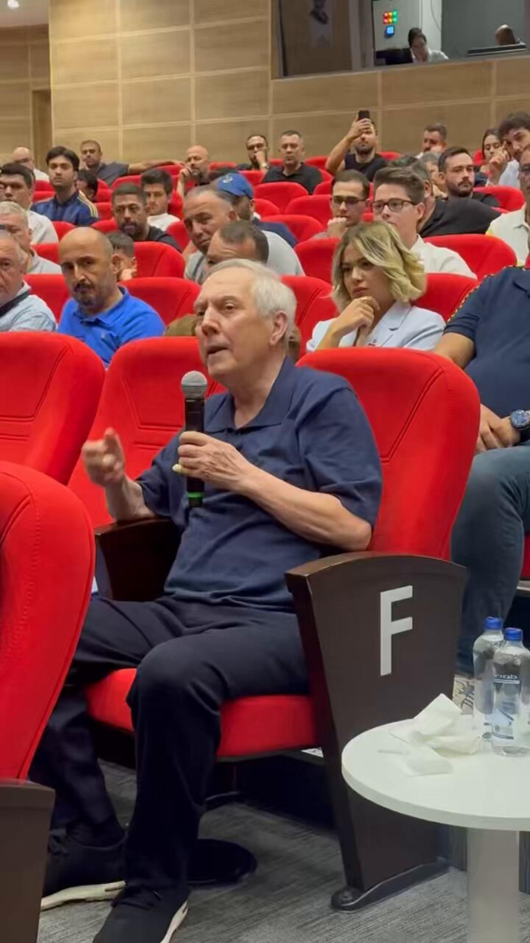 Fenerbahçe de Seçimli Olağanüstü Genel Kurul öncesi Aziz Yıldırım Vizyon 2035 toplantısına katıldı!   Geçen Divan a gittim. Rezilliği gördüm   dedi ortalık karıştı... 3