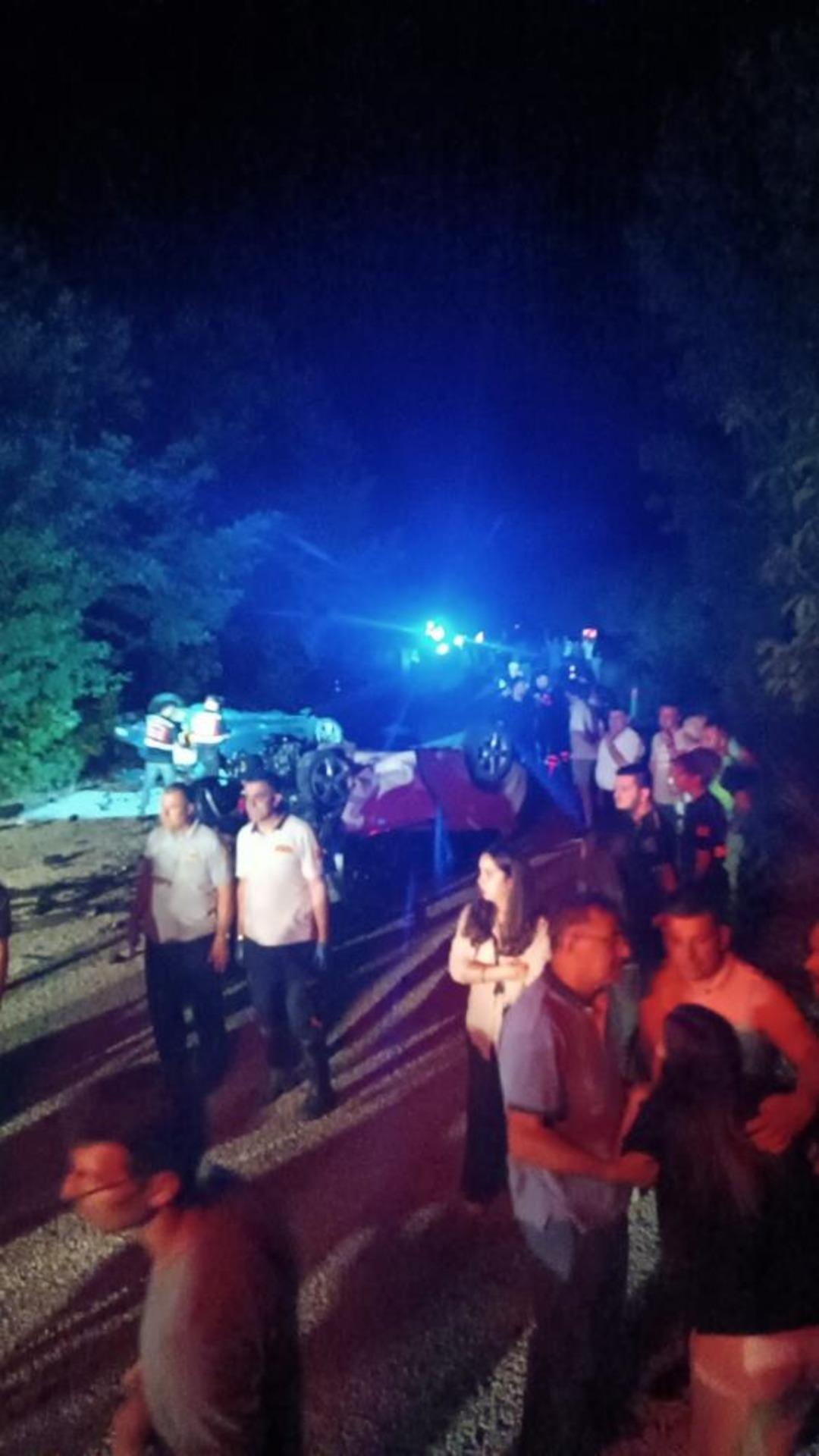 Çanakkale de katliam gibi trafik kazası Kafa kafaya çarpıştılar: 6 ölü 2