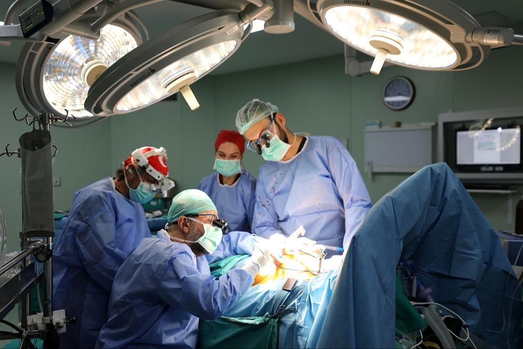 Abisinin yaşadığı başına geldi! Doğumdan hemen sonra acil ameliyata alındı 1