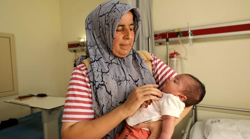 Abisinin yaşadığı başına geldi! Doğumdan hemen sonra acil ameliyata alındı