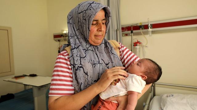 Abisinin yaşadığı başına geldi! Doğumdan hemen sonra acil ameliyata alındı