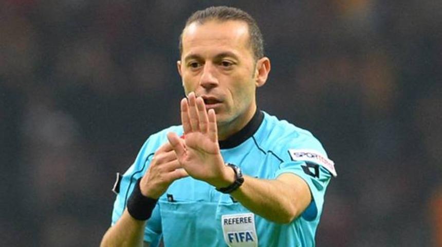 C&uuml;neyt &Ccedil;akır, halı saha ma&ccedil;ı y&ouml;netti