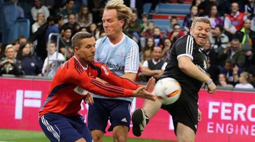 Podolski, Almanya'da halı saha ma&ccedil;ına &ccedil;ıktı