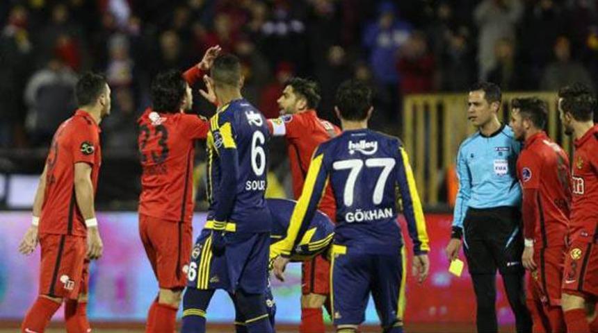 Sa&ccedil;ma penaltı yanlış kırmızı