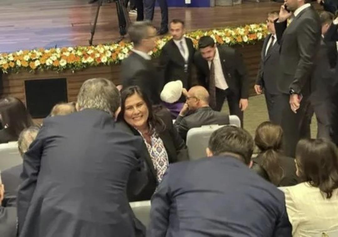 Özlem Çerçioğlu, CHP den istifa eder etmez Cumhurbaşkanı Erdoğan ı takibe aldı 2