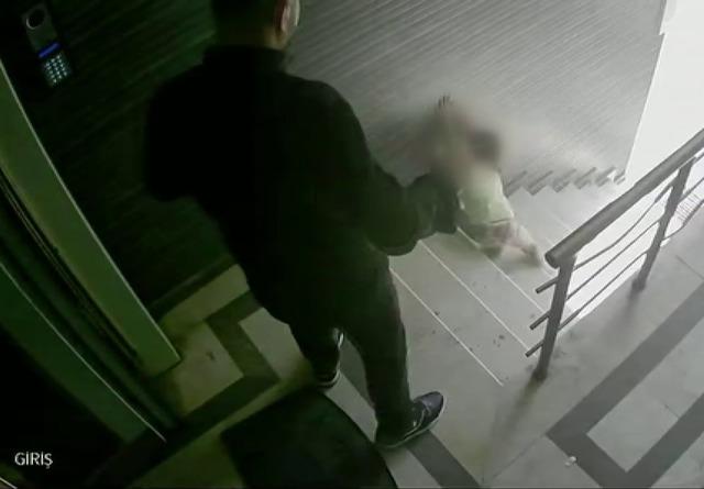 Eyüpsultan’da 3 yaşındaki kızına tekme atıp merdivenlerden aşağı düşüren babaya tahliye 1