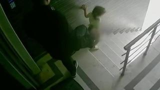 Eyüpsultan’da 3 yaşındaki kızına tekme atıp merdivenlerden aşağı düşüren babaya tahliye