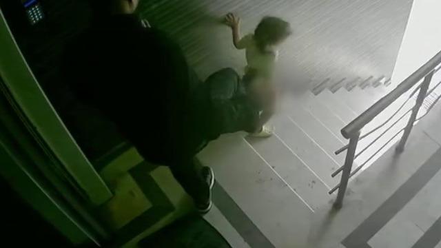 Eyüpsultan’da 3 yaşındaki kızına tekme atıp merdivenlerden aşağı düşüren babaya tahliye