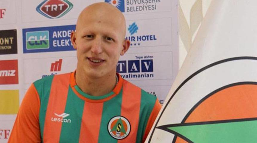 Sezer &Ouml;zmen'e Fransa'da ırk&ccedil;ılık