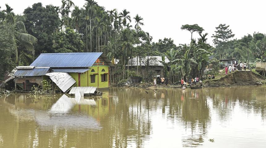 Hindistan'da sel nedeniyle ilk belirlemelere göre 17 kişi öldü, 75 kişi yaralandı