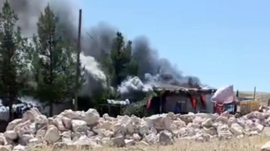 Kurtalan’da köy evinde yangın çıktı