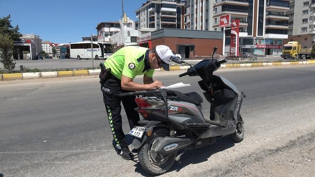 Kilis’te otomobil motosiklete çarptı: 2 yaralı